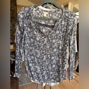 Hinge gray-blue floral blouse top w crochet detailing